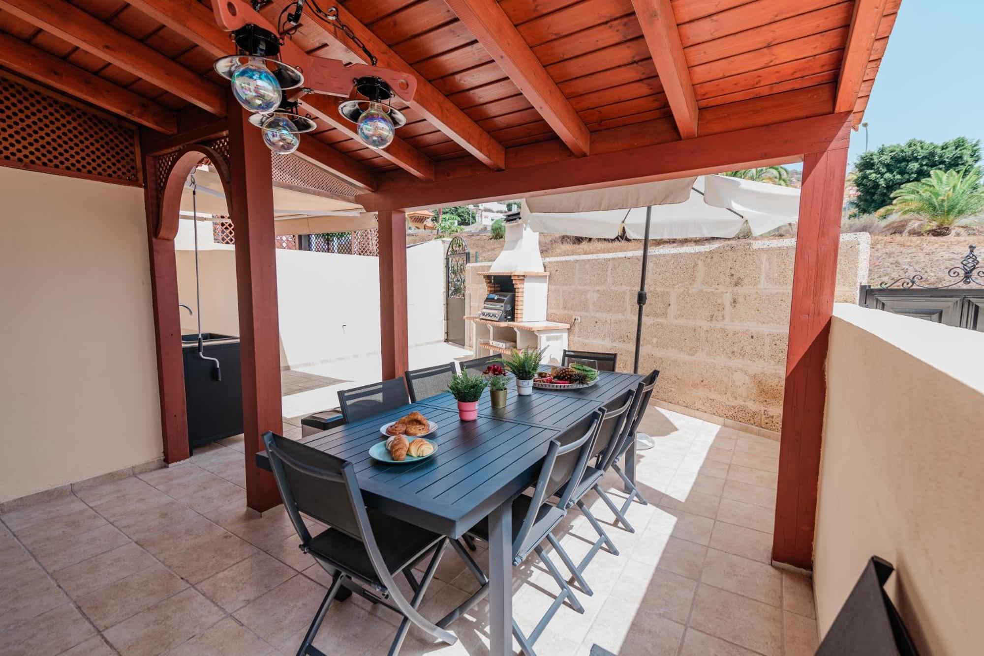 Comfortable 4-Bedroom Villa With Private Gardens Costa Adeje  Exterior photo